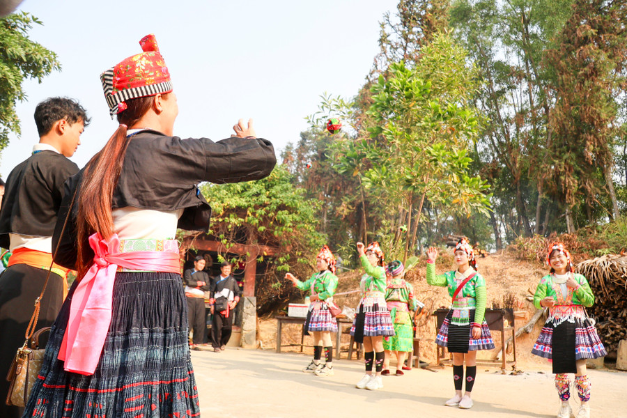 vui-tet-nao-pe-chau-cung-dong-bao-mong-5.jpg