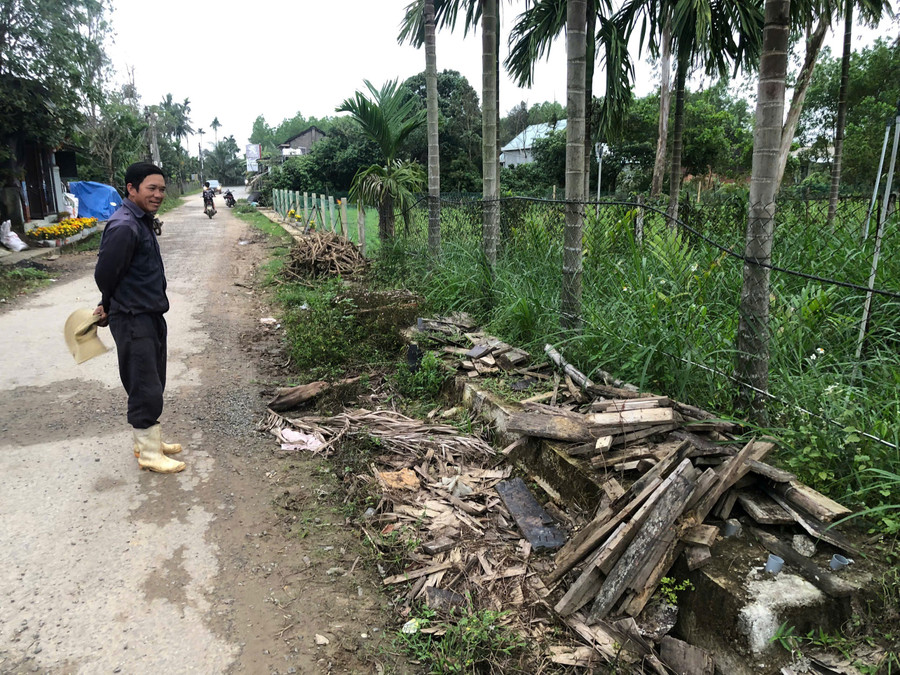 Người dân dọc tuyến đường giao thông nông thôn tại xã Tam Xuân 2 bức xúc khi dự án chỉ thi công vài ngày rồi 'đứng bánh' vì chủ thầu vướng vào vòng lao lý.
