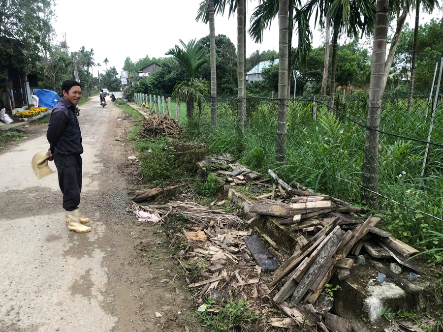 Người dân dọc tuyến đường giao thông nông thôn tại xã Tam Xuân 2 bức xúc khi dự án chỉ thi công vài ngày rồi 'đứng bánh' vì chủ thầu vướng vào vòng lao lý.