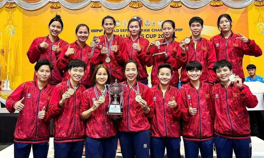 Đội cầu mây nữ Việt Nam mừng chức vô địch World Championship 2025 nội dung 4 nữ ở trung tâm thương mại Central Hatyai (Songkhla, Thái Lan) ngày 27/7. Ảnh: INT. cau-may-viet-nam-vuot-nguong.jpg