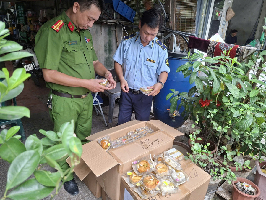Đội QLTT số 15 kiểm tra, xử lý vi phạm kinh doanh bánh Trung thu tại phường Lĩnh Nam và phường Hoàng Mai.