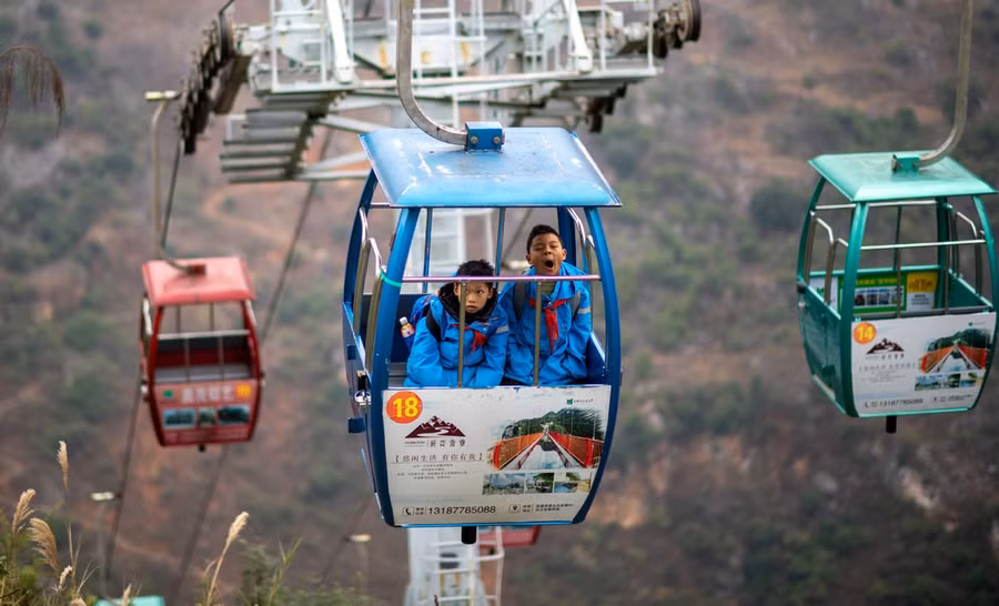 Trẻ em tại làng Nizhuhe đến trường hàng ngày bằng cáp treo.