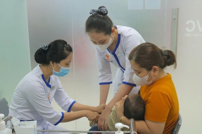 Tiêm vắc-xin là biện pháp phòng bệnh não mô cầu hiệu quả.