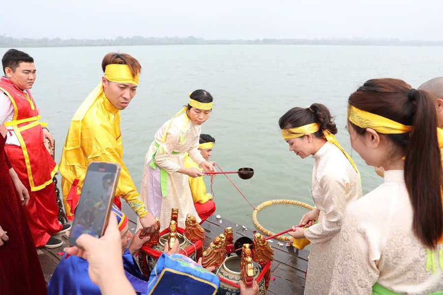 Rước nước về chùa làm lễ mộc dục. huyen-tich-cong-chua-nha-ly-duoc-10-lang-ton-thanh-3.jpg