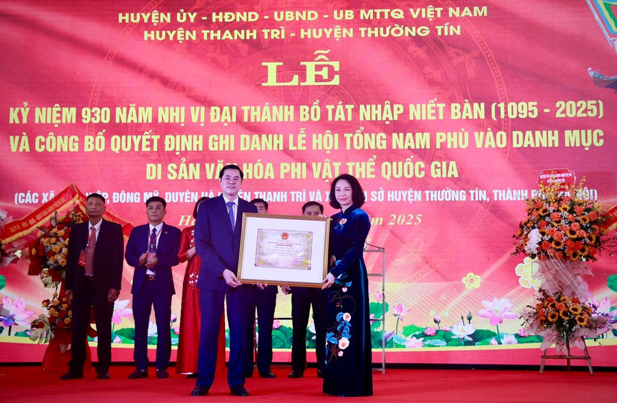 Bà Vũ Thu Hà - Phó Chủ tịch UBND TP Hà Nội trao Quyết định công nhận ghi danh Lễ hội tổng Nam Phù vào danh mục Di sản văn hóa phi vật thể quốc gia. huyen-tich-cong-chua-nha-ly-duoc-10-lang-ton-thanh-6.jpg