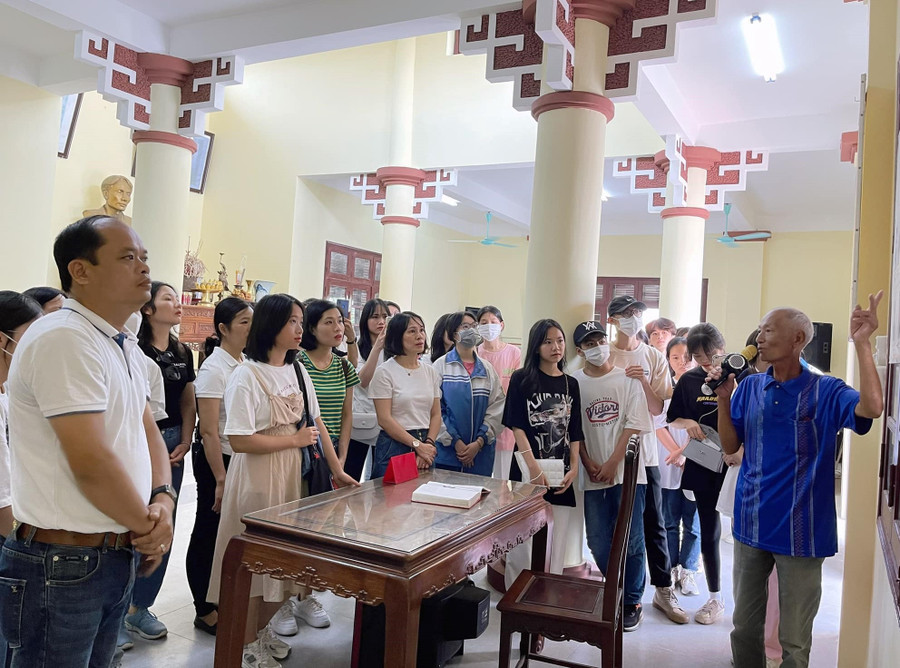 Khách du lịch đến tham quan tại khu lưu niệm nhà văn Nam Cao tại xã Hòa Hậu (Lý Nhân, Hà Nam).