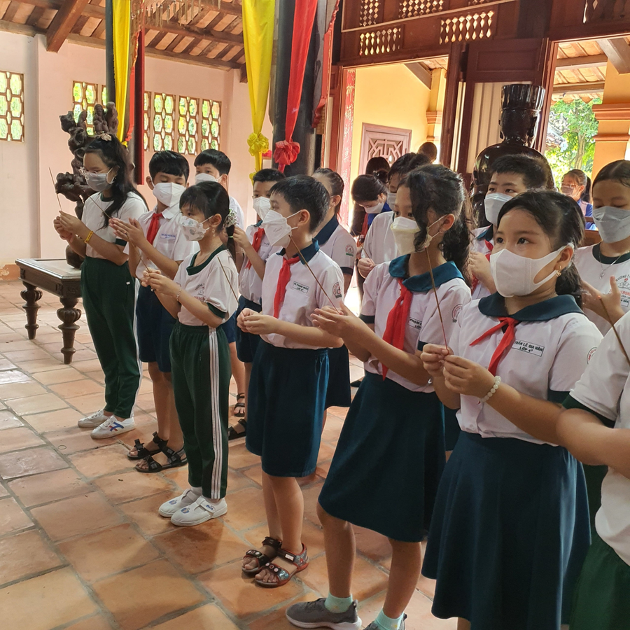 Học sinh Vĩnh Long đến viếng và chăm sóc Văn Thánh Miếu. Ảnh: NTCC khoi-nguon-dat-hoc-xu-nam-ky-1.png