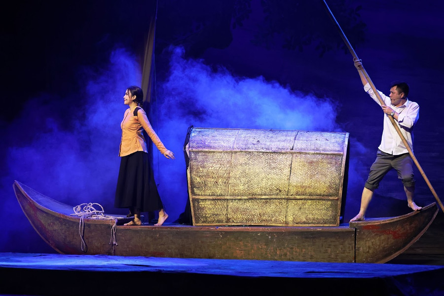 Một cảnh trong vở 'Con đò của mẹ' (kịch bản: Bùi Vũ Minh, Nhà hát Kịch Công an nhân dân dàn dựng). Ảnh: NVCC