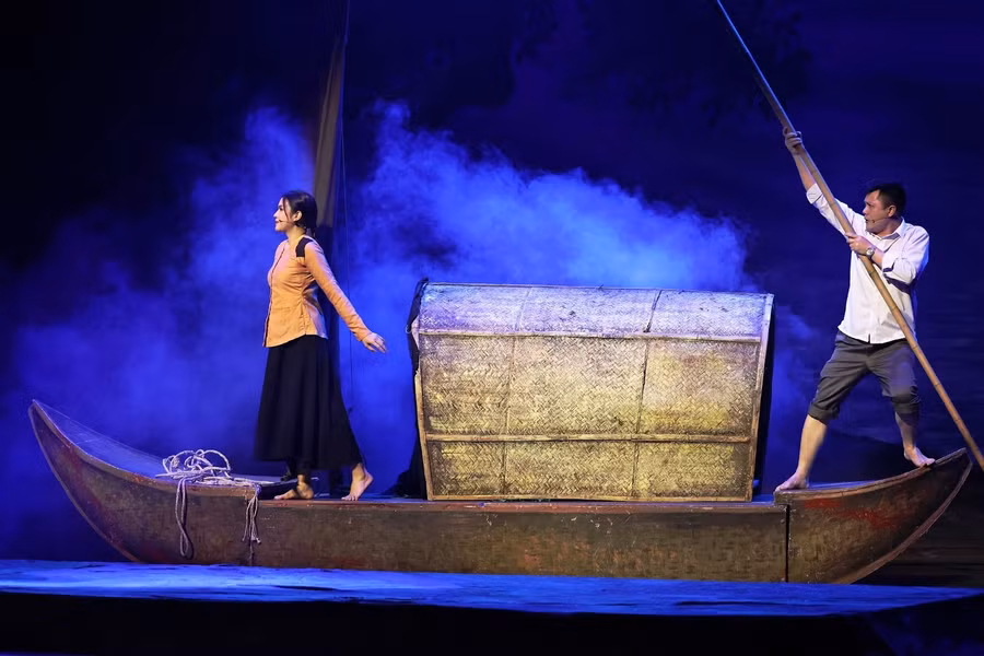 Một cảnh trong vở 'Con đò của mẹ' (kịch bản: Bùi Vũ Minh, Nhà hát Kịch Công an nhân dân dàn dựng). Ảnh: NVCC