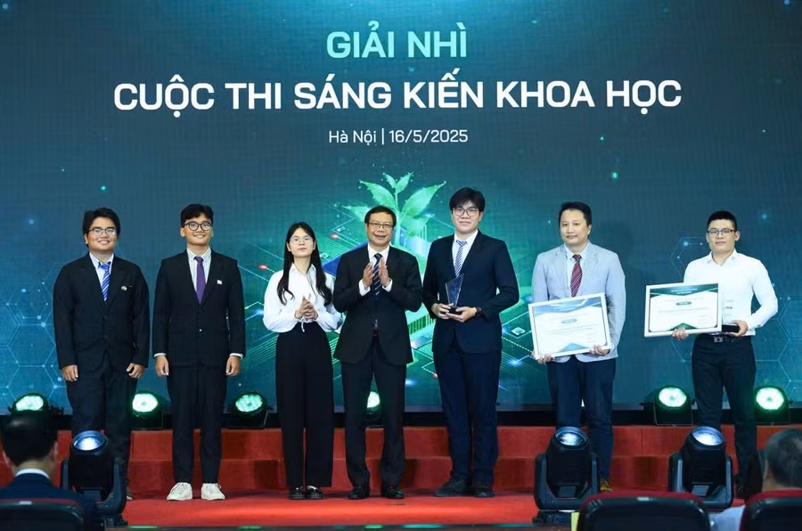 Nhóm nghiên cứu vừa đoạt giải Nhì Cuộc thi Sáng kiến Khoa học năm 2024.