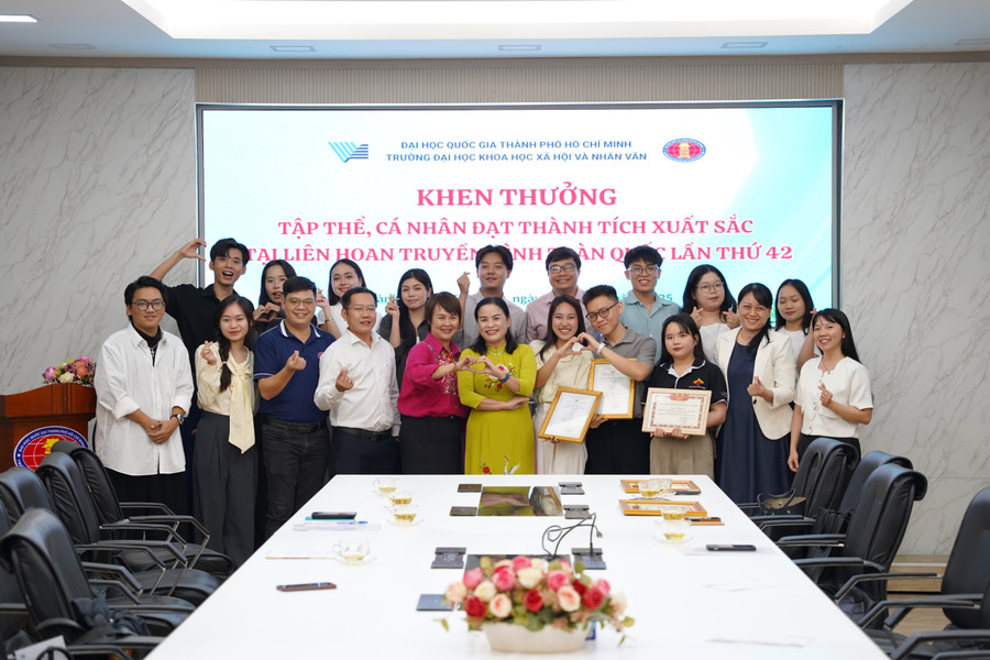Các thành viên 2 nhóm sinh viên chụp ảnh cùng lãnh đạo nhà trường và giảng viên hướng dẫn. Ảnh: Quỳnh Như khi-sinh-vien-bao-chi-buoc-vao-san-choi-lon-5.jpg