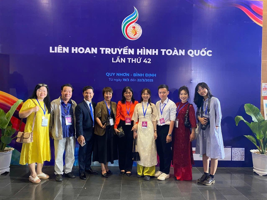 Nhóm sinh viên Khoa Báo chí và Truyền thông, Trường Đại học Khoa học Xã hội và Nhân văn (Đại học Quốc gia TP Hồ Chí Minh) dự thi và đoạt giải tại Liên hoan Truyền hình toàn quốc lần thứ 42. Ảnh: HCMUSSH