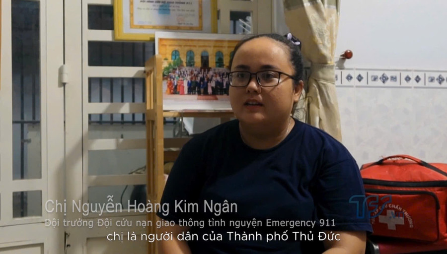 Chị Nguyễn Hoàng Kim Ngân trong một phân cảnh quay của phóng sự 'Cuộc gọi 911'. Ảnh: NVCC khi-sinh-vien-bao-chi-buoc-vao-san-choi-lon-2.jpg