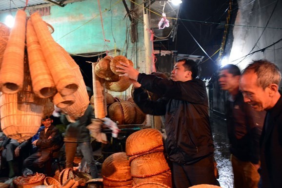 Chợ Viềng (Nam Định cũ) họp về đêm. Ảnh minh họa ITN