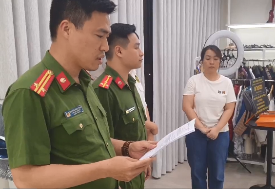 Cơ quan điều tra khám xét nơi làm việc của Nguyễn Thị Thu Hường. Ảnh CAHN