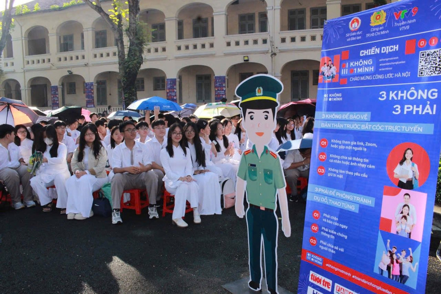 Học sinh tham gia chiến dịch 'Không một mình - Cùng nhau an toàn trực tuyến' do Công an TPHCM phối hợp với Sở GD&ĐT TPHCM tổ chức. Ảnh: Công an TPHCM