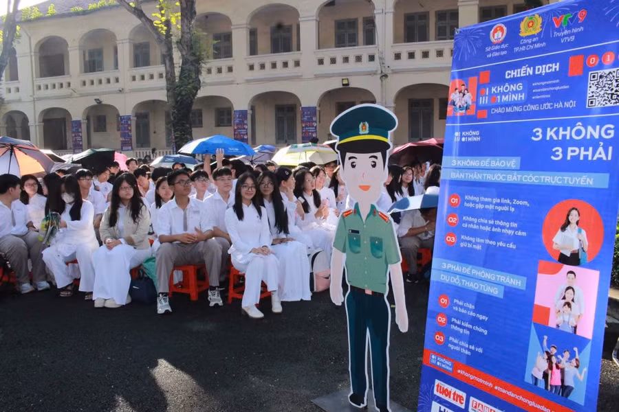 Học sinh tham gia chiến dịch 'Không một mình - Cùng nhau an toàn trực tuyến' do Công an TPHCM phối hợp với Sở GD&ĐT TPHCM tổ chức. Ảnh: Công an TPHCM