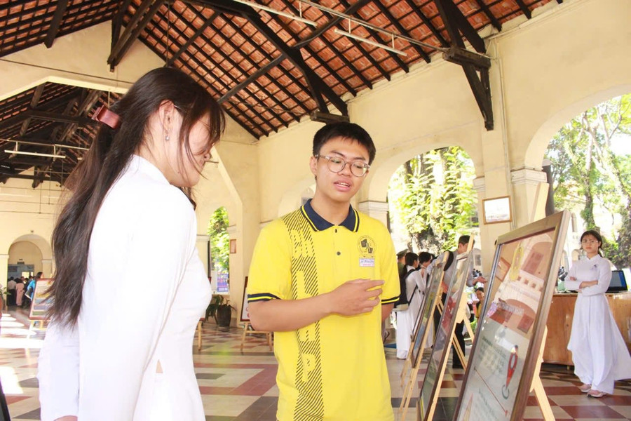 Học sinh Trường THPT chuyên Lê Hồng Phong xem các thông tin cảnh báo về lừa đảo trên mạng của Công an TPHCM. Ảnh: Công an TPHCM phong-chong-lua-dao-tren-mang-hoc-sinh-sinh-vien-khong-con-don-doc-1.jpg