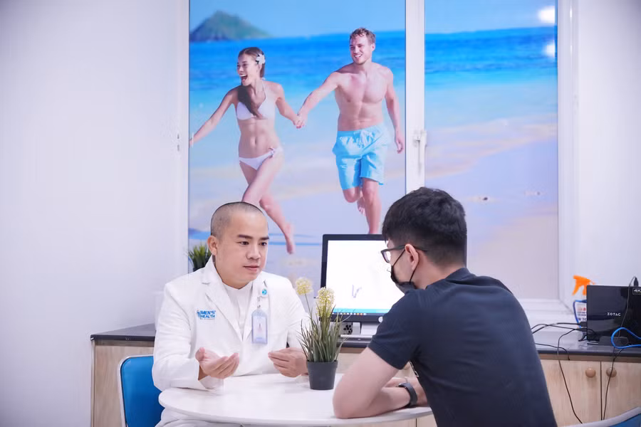 TS.BS.CKII Trà Anh Duy thăm khám cho bệnh nhân. Ảnh minh họa: L.N