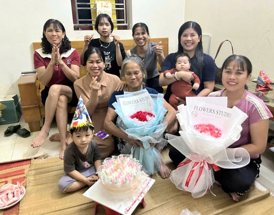 Ngày 20/11 hàng năm bên mẹ. Ảnh: NVCC.