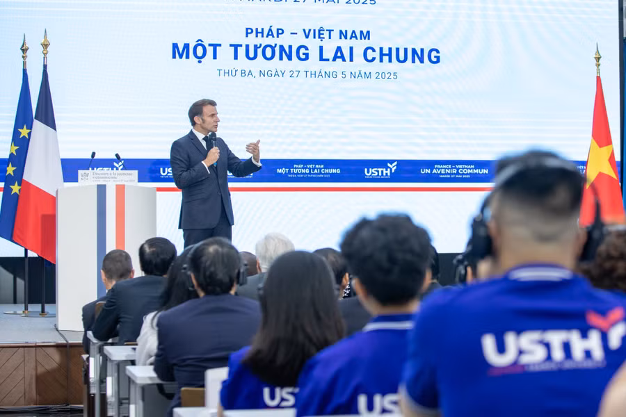 Tổng thống Macron giao lưu với giảng viên, sinh viên Trường Đại học Khoa học và Công nghệ Hà Nội. Ảnh: USTH
