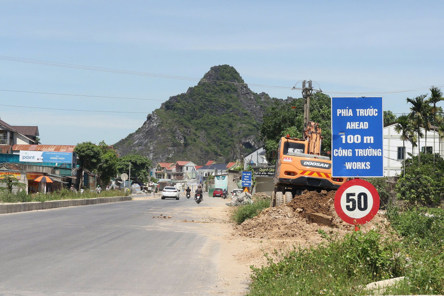 Công trường dự án cải tạo nâng cấp Quốc lộ 7 đoạn qua huyện Diễn Châu. nghe-an-chay-nuoc-rut-du-an-nang-cap-quoc-lo-7-3.jpg