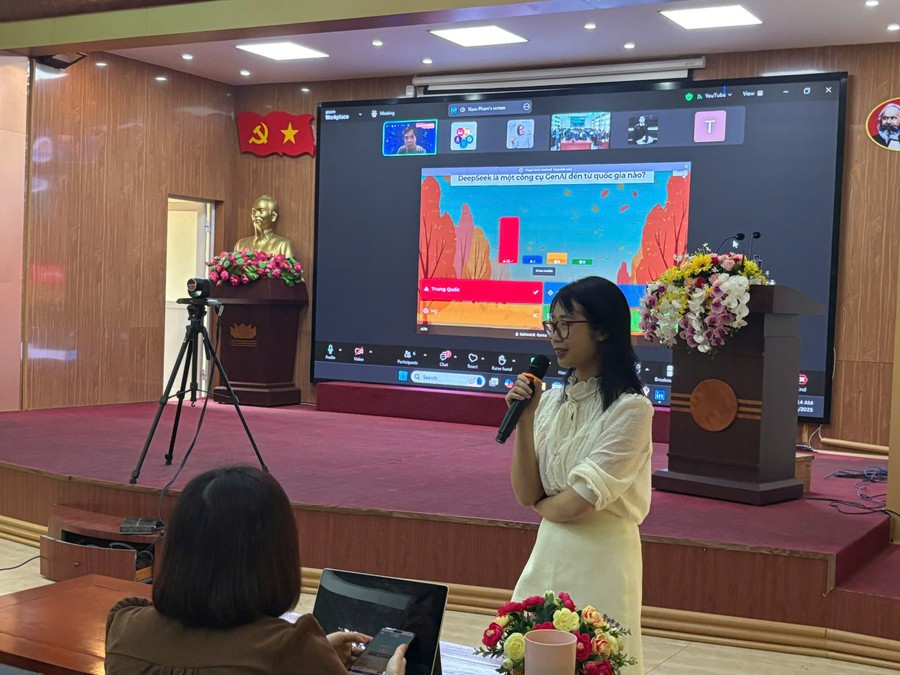 Chuyên gia của tổ chức STEAM for Vietnam trao đổi, làm rõ những nội dung chuyên sâu về Gen AI cho cán bộ, giáo viên Điện Biên. pho-cap-so-don-bay-giup-giao-vien-vung-cao-hoi-nhap-1.jpg