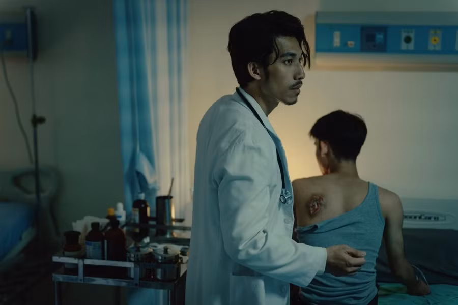 Liên Bỉnh Phát trong phim 'Bác sĩ tha hương' - vai diễn được trao giải Nam diễn viên chính tại giải Kim Chung (Golden Bell Award) lần thứ 60 của truyền hình Đài Loan. Ảnh: NVCC