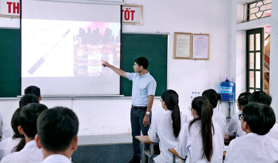 Thầy Nguyễn Văn Ngọc thực hiện chuyên đề giáo dục kỹ năng 'Thuốc lá điện tử - mối nguy hiểm đối với giới trẻ'. Ảnh: NTCC