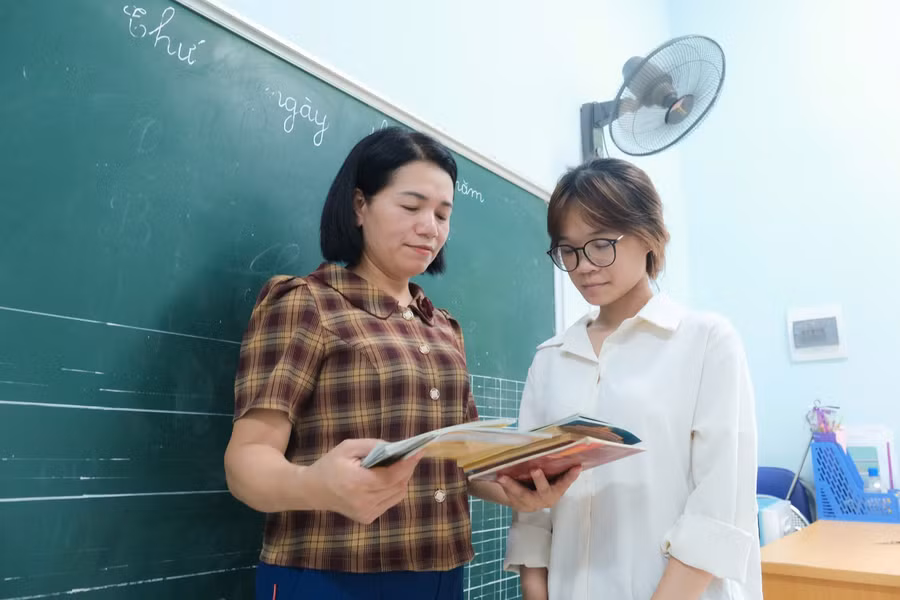 Nguyễn Thị Giang chia vui với cô giáo - người đồng hành với em tại Cơ sở Bảo trợ xã hội tổng hợp tỉnh Bắc Ninh.