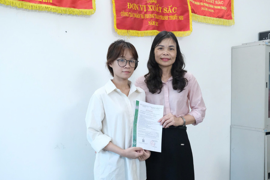 Cô Phạm Thị Dinh - Trưởng khoa Kinh tế và Tài chính (Trường Đại học Nông - Lâm Bắc Giang) động viên Nguyễn Thị Giang học tốt. co-be-mo-coi-cham-toi-uoc-mo-noi-giang-duong-2.jpg