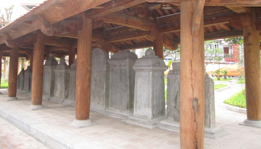 Làng Nành còn bảo lưu được nhiều văn bia cổ. chay-mai-mach-ngam-chu-nghia-lang-nanh-1.png