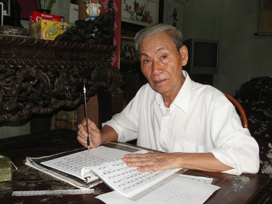 'Cụ đồ' Hoàng Đình Đá - người từng góp công lớn trong việc dạy Hán Nôm tại làng Nành. chay-mai-mach-ngam-chu-nghia-lang-nanh-4.jpg