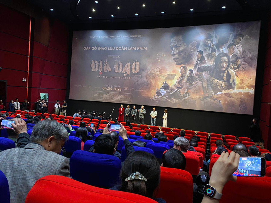 Phim 'Địa đạo: Mặt trời trong bóng tối' thu hút đông đảo khán giả ở nhiều lứa tuổi.