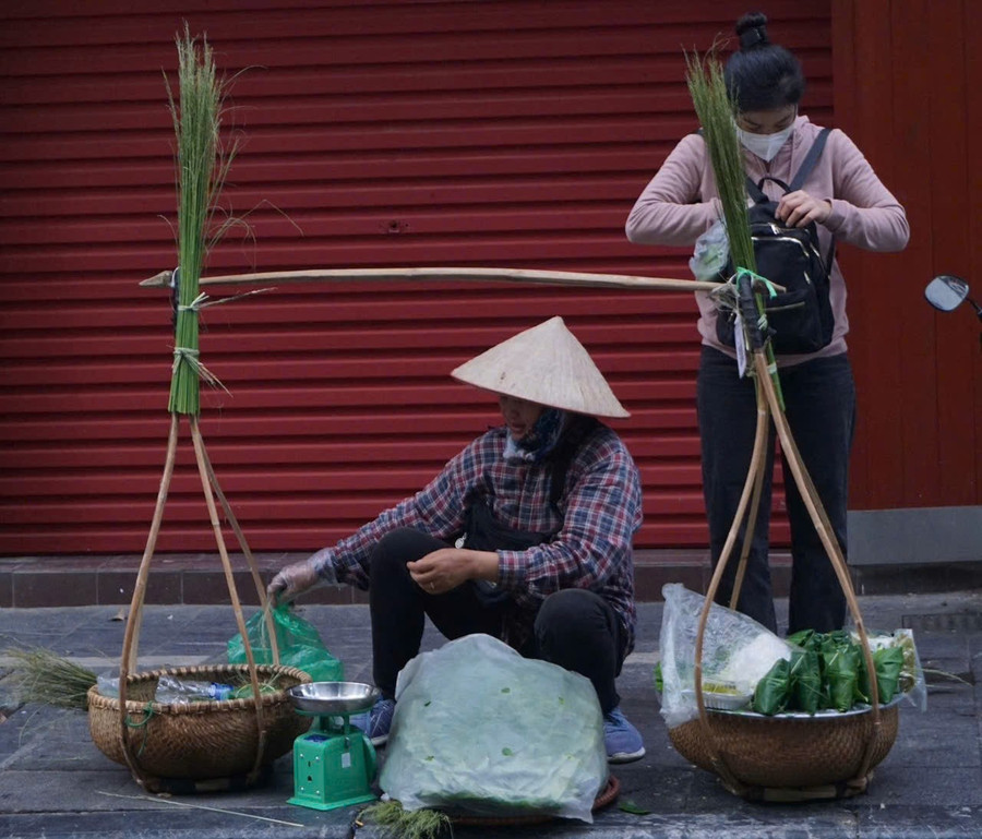Gánh hàng rong cùng những tiếng rao đã ăn sâu vào đời sống con người Việt. Ảnh: Hoài Ninh.