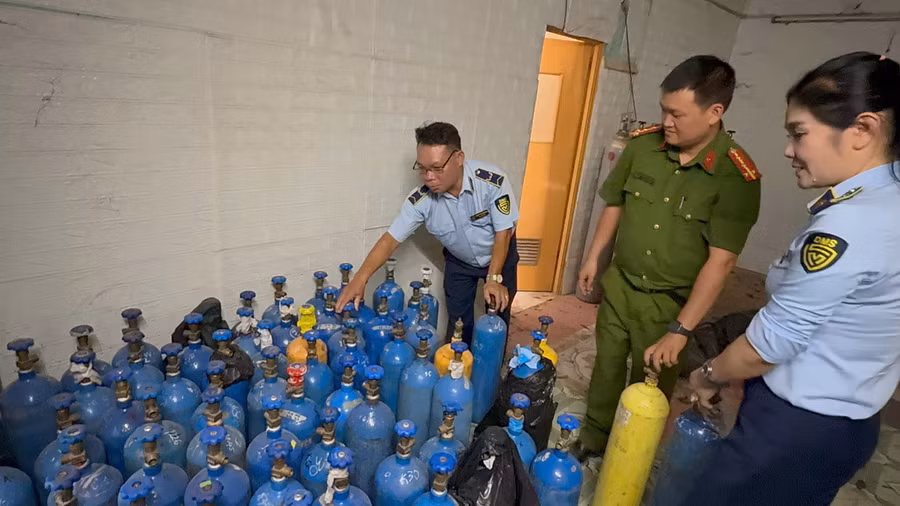 Cơ quan chức năng kiểm tra số hàng hóa.