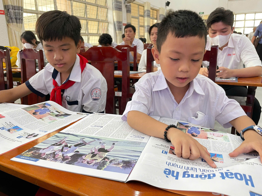 Em Trương Gia Bảo (bên phải) tại chương trình Tiếp sức đến trường. Ảnh: Lâm Ngọc nhung-buoc-chan-vui-den-truong-1.jpg