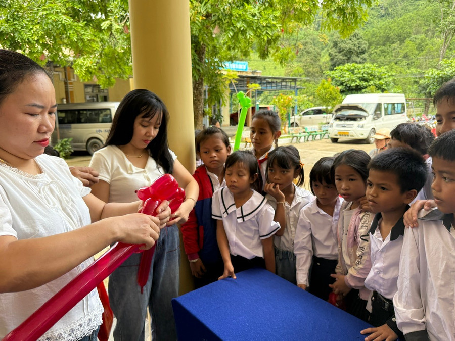 Học sinh Trường Phổ thông dân tộc bán trú Tiểu học Trà Leng 1 (Đà Nẵng) chờ món quà từ tình nguyện viên. Ảnh: Hoàng Vinh nhung-buoc-chan-vui-den-truong-4.jpg