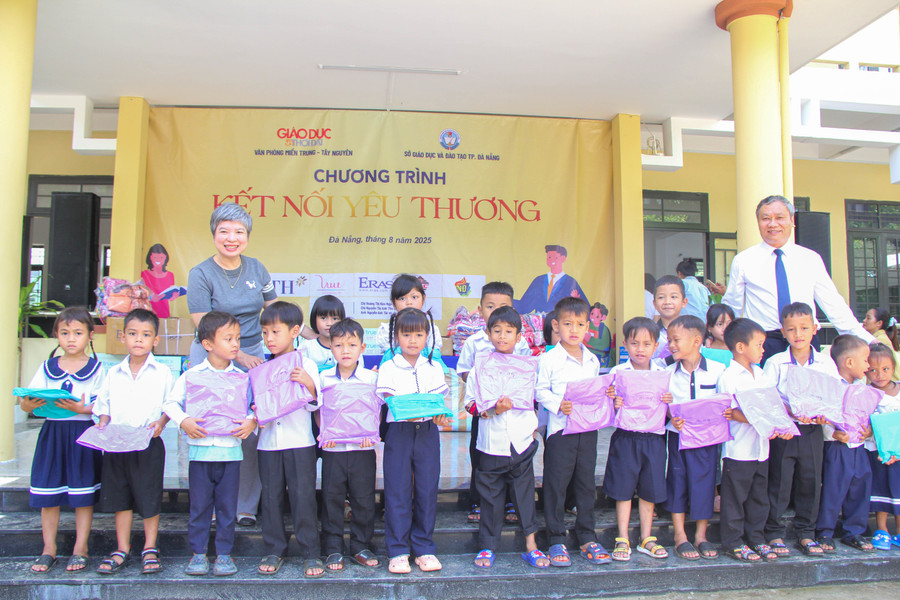 Nhà báo Dương Thanh Hương - Phó Tổng Biên tập Báo GD&TĐ và ông Mai Tấn Linh - Phó Giám đốc Sở GD&ĐT TP Đà Nẵng trao quà cho học sinh. nhung-buoc-chan-vui-den-truong-5.jpg