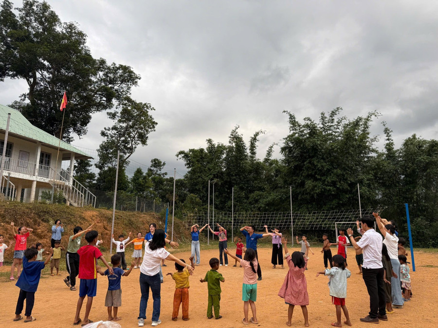 Thầy, cô giáo Trường Tiểu học Lý Tự Trọng (Hải Châu, TP Đà Nẵng) tổ chức trò chơi cùng học sinh Trường Phổ thông Dân tộc bán trú Tiểu học Lê Lợi (xã Trà Tập, TP Đà Nẵng). Ảnh: NTCC