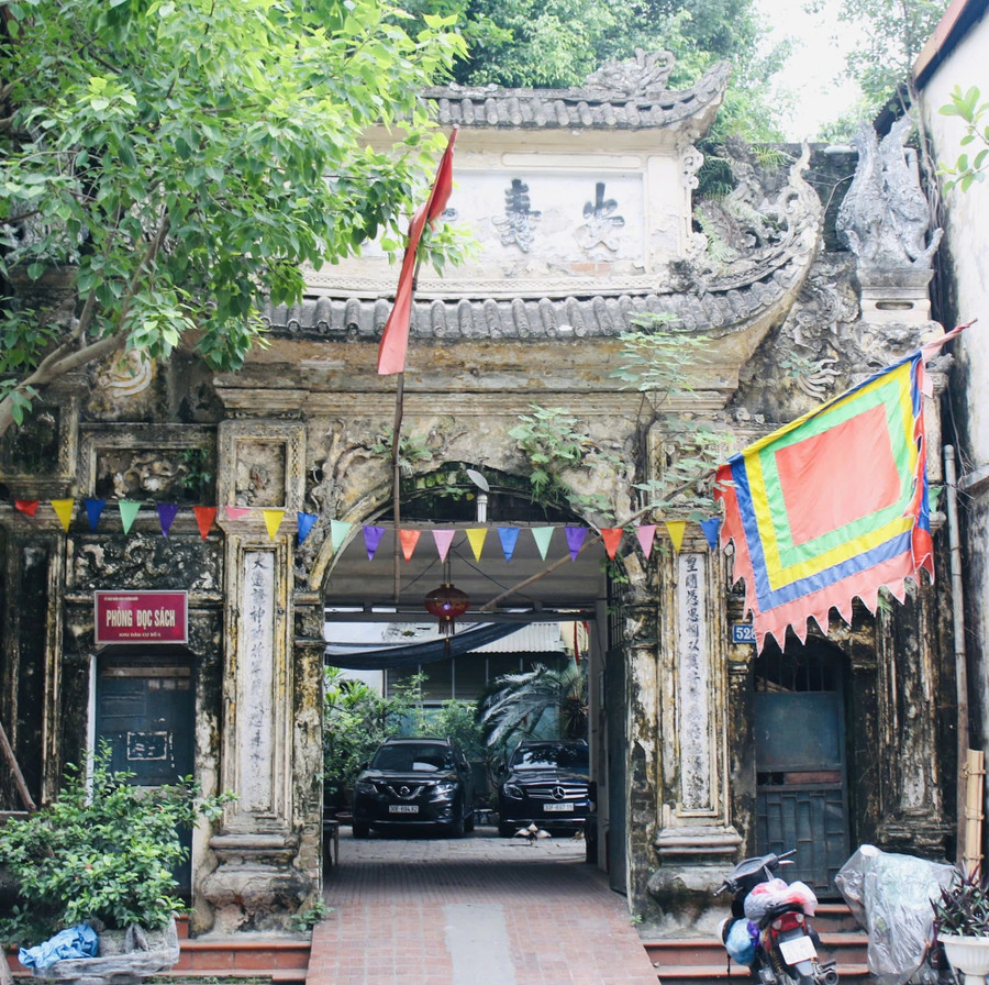 Cổng Giếng, cổng Hầu, cổng Chùa, cổng Đông, cổng Cái, cổng Xanh - những tên gọi khác nhau nhưng thân thuộc, dân dã đã gắn bó nhiều năm với người dân Thụy Khuê. Ảnh: Hà Trang. cong-lang-va-ky-uc-nguoi-ha-thanh-1.jpg