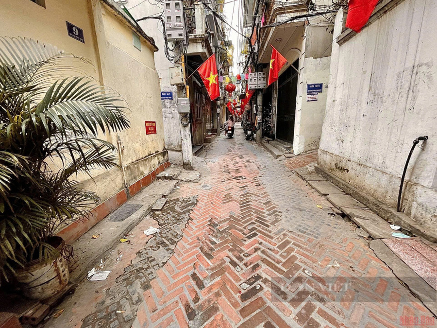 Hiện tại lối đi vào làng Yên Thái vẫn giữ được vẻ cổ kính với đường lát gạch đỏ xếp theo kiểu lá dừa. Ảnh: Dân Việt. cong-lang-va-ky-uc-nguoi-ha-thanh-2.jpg