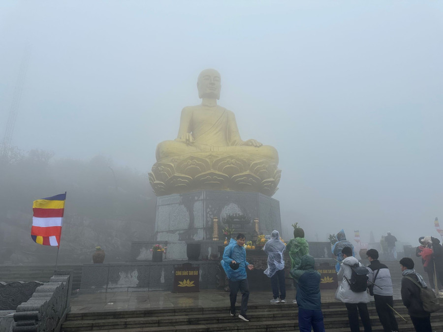 Tượng đồng Phật Hoàng Trần Nhân Tông.