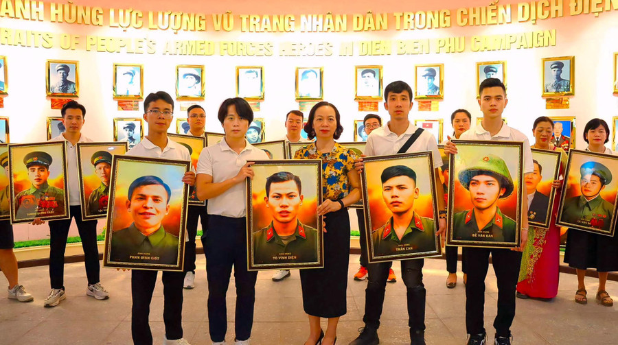 Nhóm Team Lee trao tặng Bảo tàng Chiến thắng Điện Biên Phủ 30 bức ảnh chân dung Anh hùng Lực lượng vũ trang nhân dân trong Chiến dịch Điện Biên Phủ. long-biet-on-lan-toa-nhu-nhung-doa-hoa-thom-ngat-1.jpg