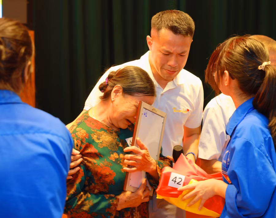 Nước mắt xúc động của thân nhân liệt sĩ.