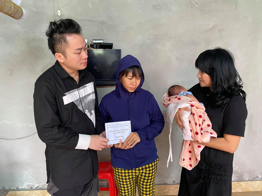 Ca sĩ Tùng Dương thường có mặt tại nhiều điểm bão lũ - trong ảnh, anh cùng ca sĩ Thanh Lam tới thăm các hộ gia đình tại Hà Tĩnh sau bão lũ năm 2020.