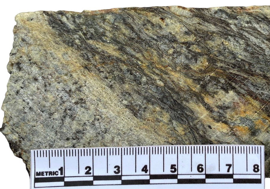 Ranh giới tiếp xúc giữa đá granit phức hệ Sa Huỳnh và đá biến chất phức hệ Kannack.