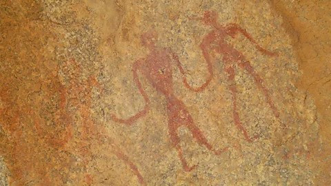 Vẽ trang trí bằng đất son trên tường trong của nhà đá. Ảnh: Bbc.com doi-nguoi-lun-thach-thuc-hieu-biet-3.jpg