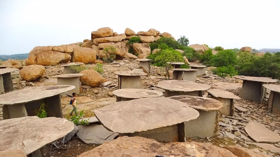 Nhà đá của Moryar Gudda đa dạng kích thước và hình dáng. Ảnh: Bbc.com