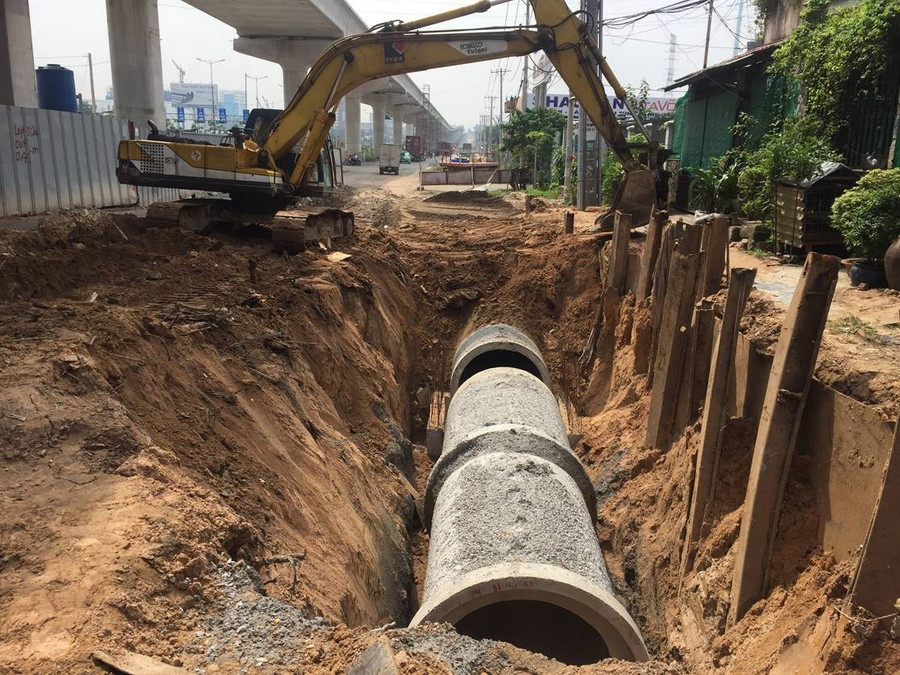 Nhiều công trình hạ tầng kỹ thuật là đường dây, cáp, đường ống và các công trình khác lắp đặt trong hành lang đường bộ. Ảnh minh họa: INT